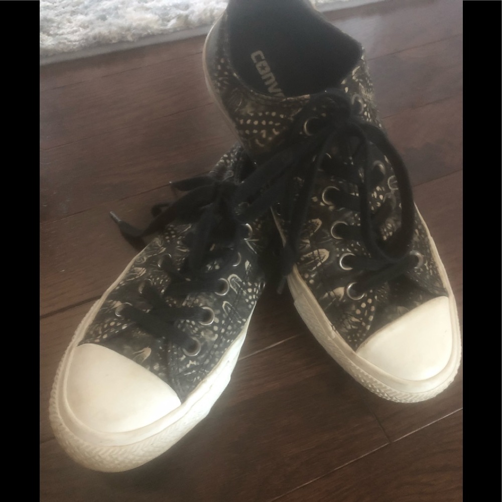 Converse black and white design sneakers
